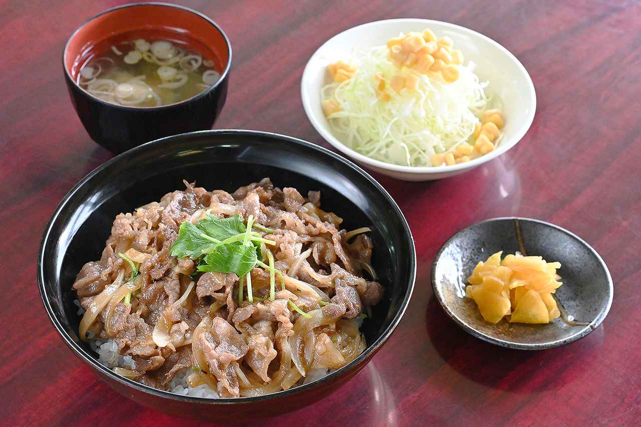 画像: 東北自動車道・前沢SA（上り）のレストランで人気を集める「前沢牛牛丼」（1900円）。