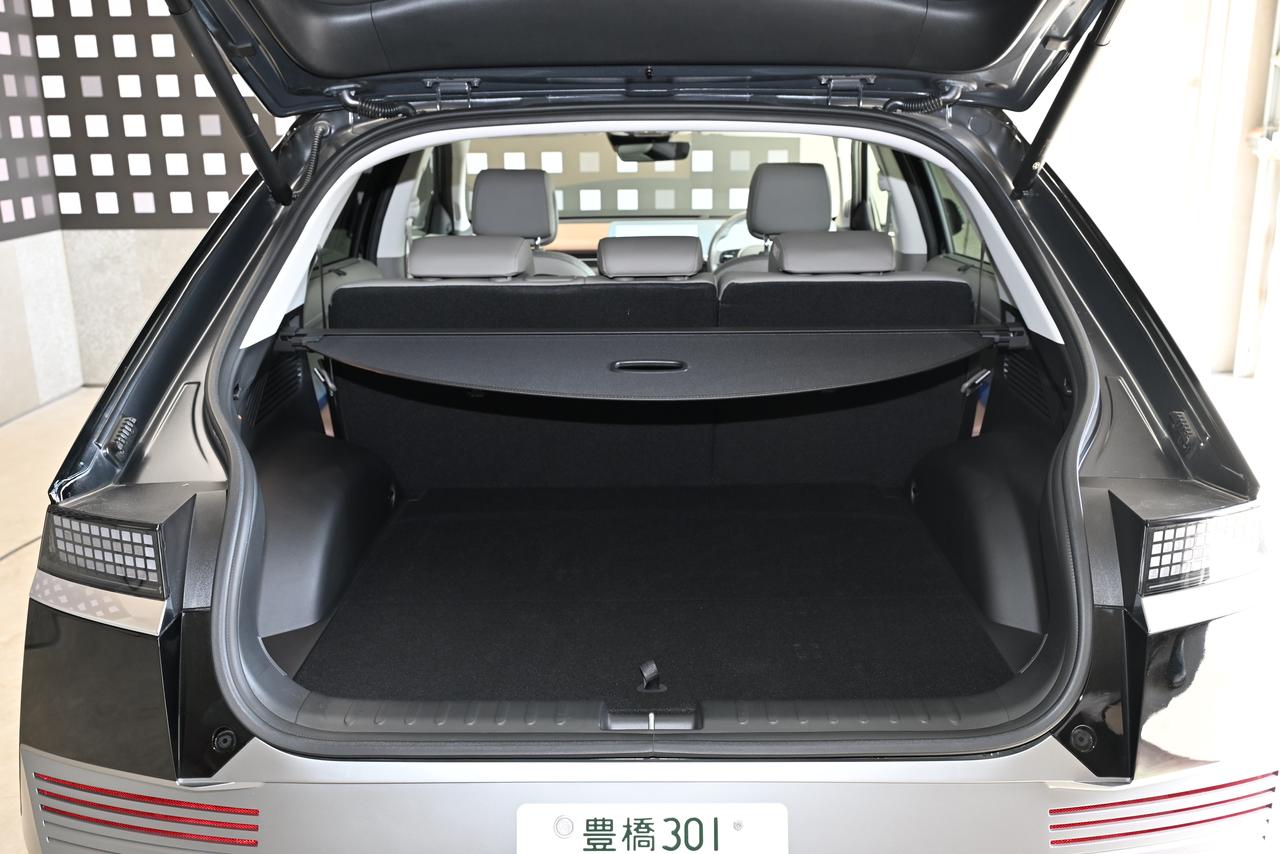 画像: ラゲッジルーム容量は標準時520L、リアシートを倒せば最大で745Lにまで拡大できる。