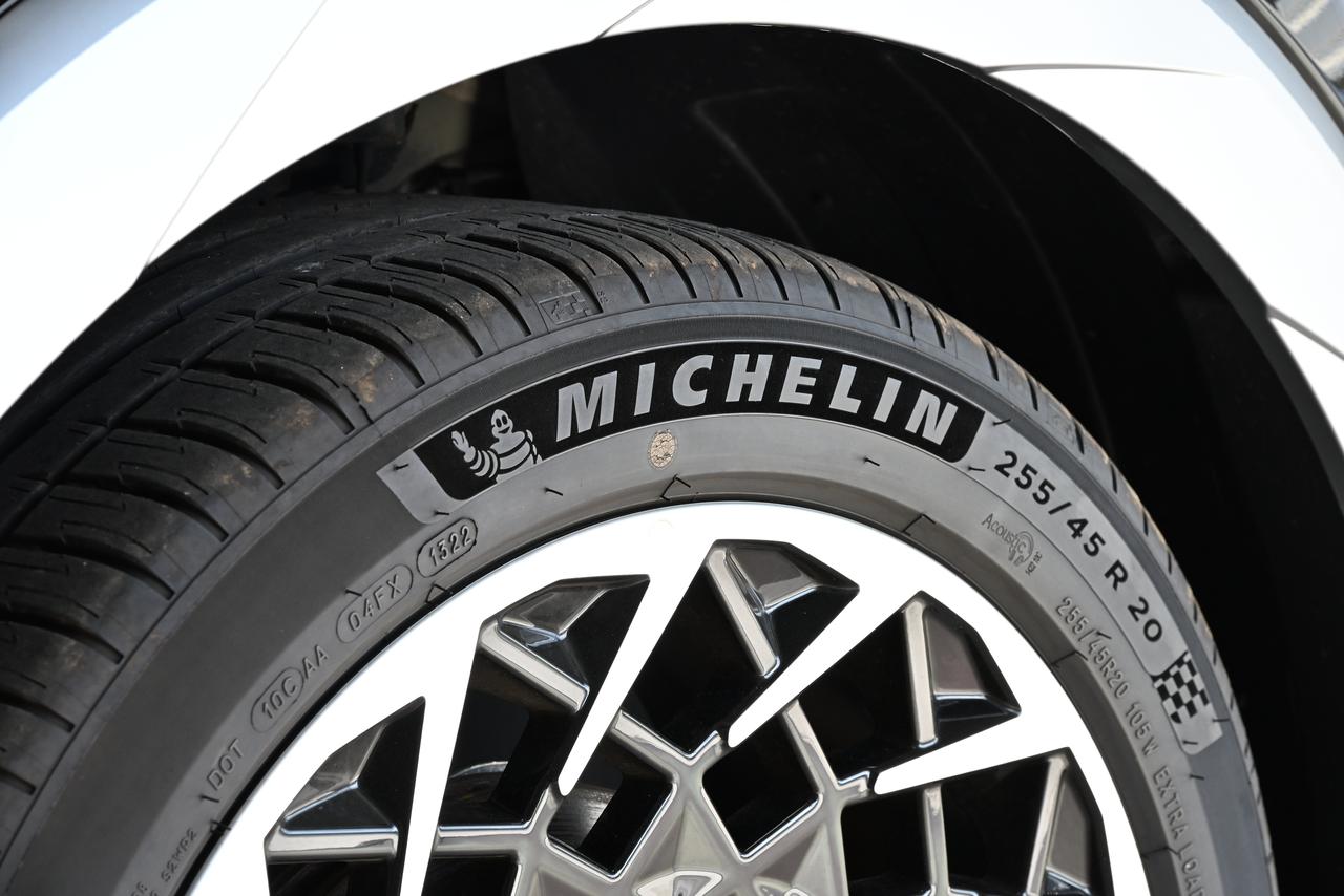 画像: 標準装着されるミシュランタイヤ。サイズは255／45R20となる。