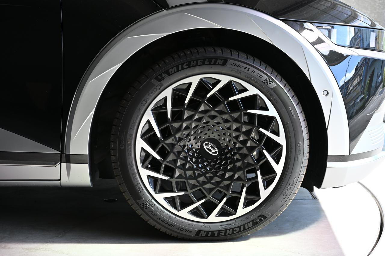 画像: 8.5J×20インチのアルミホイールを装着。ブレーキ形式はフロントがベンチレーテッドディスクブレーキ、リアがディスクブレーキ。
