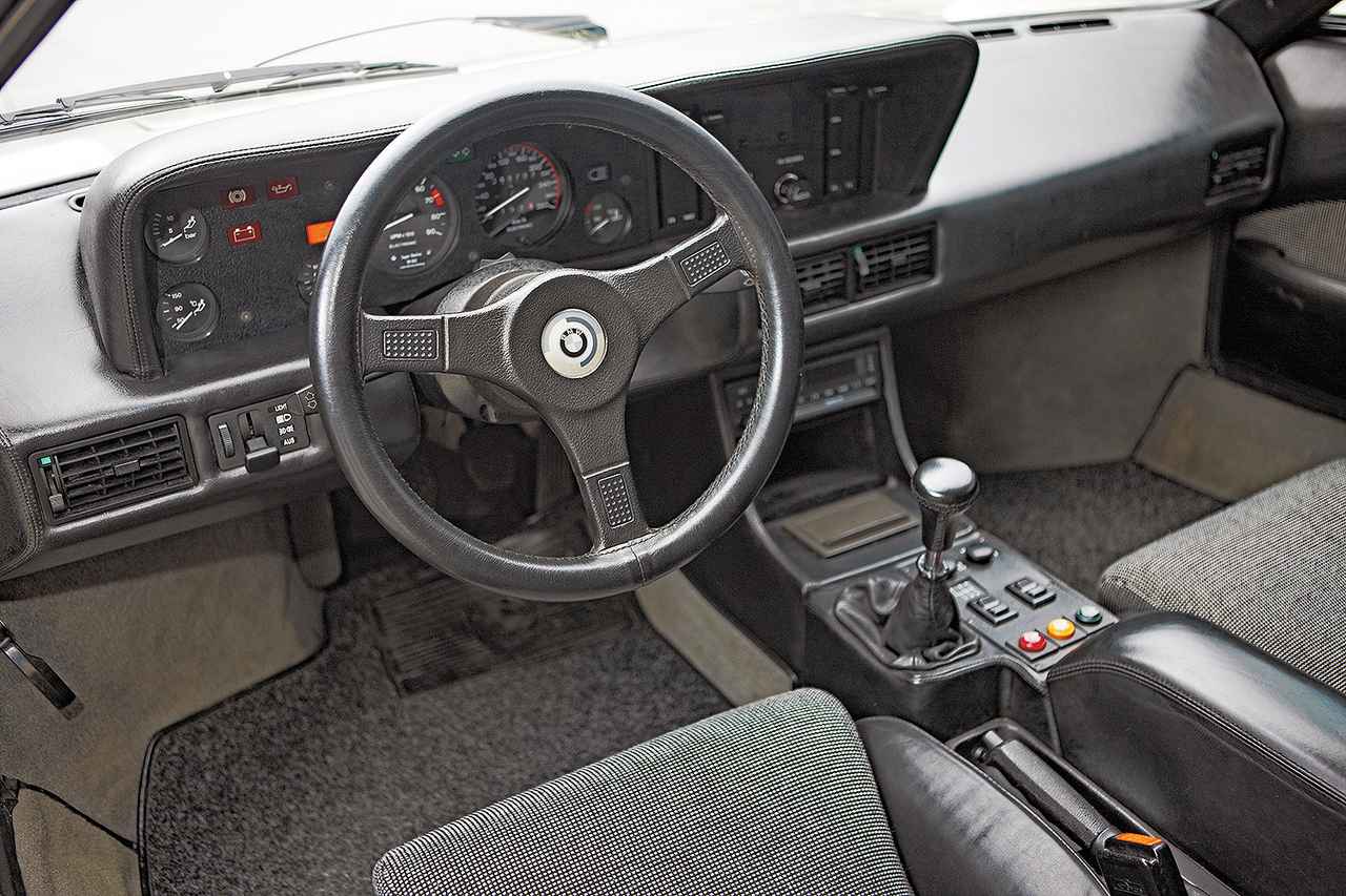 画像: レースのために生まれた背景もあるが、本来のBMWらしい機能性に徹したコクピットがM1の特徴だ。