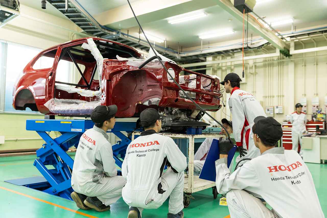 画像: 参加車両となる1975年式シビックRSはレストアから整備、車検取得や出国通関など車両準備に関わるすべてを学生たちが主体となって行う。