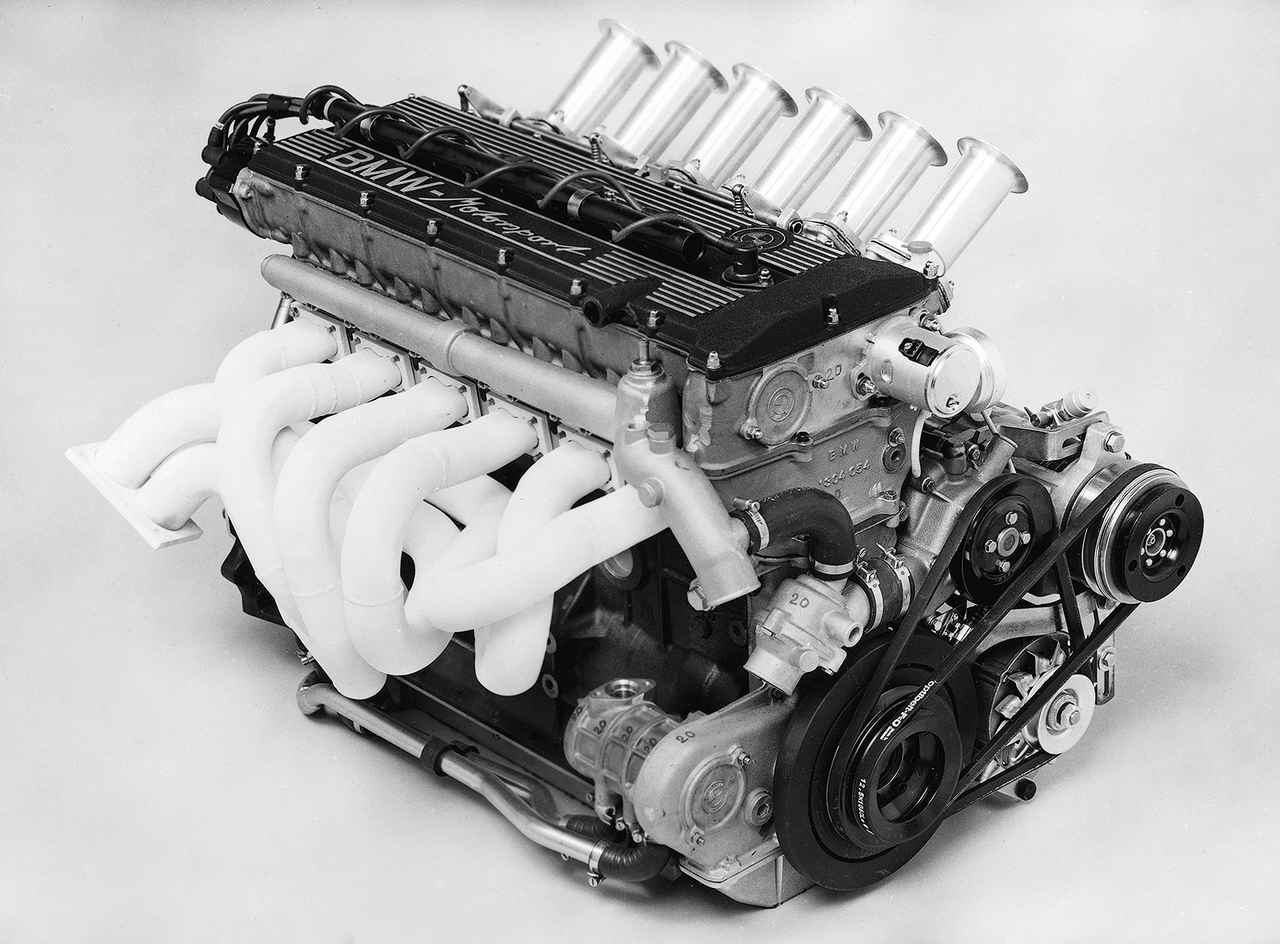 画像: M88と名付けられたエンジンは、3.0CSL用のM49/4型がベース。ドライサンプ式のオイルパンまわりを新設計している。