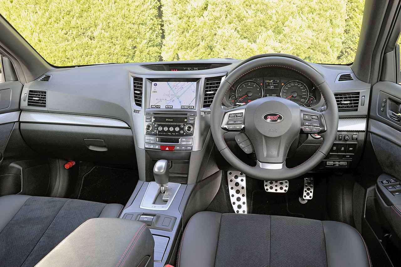画像: 本革巻きステアリングホイールやシフトノブ、専用イルミネーションに260km／hスケールのメーターなど、走りを強調したコクピット。