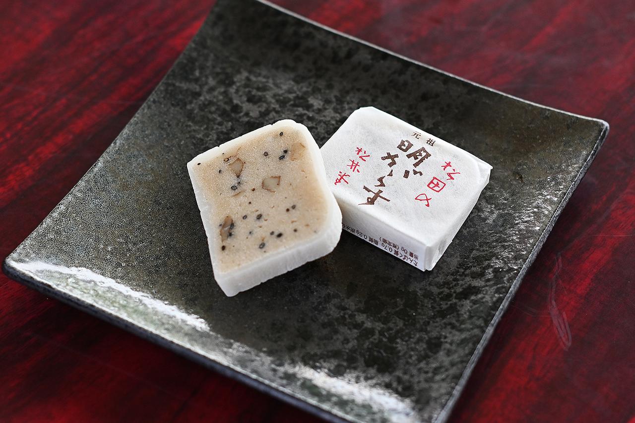 画像: 前沢SA（上り）でオススメしたいお菓子が、明治時代から続く老舗「まつだ松林堂」の「明がらす」（10個入り／900円）。