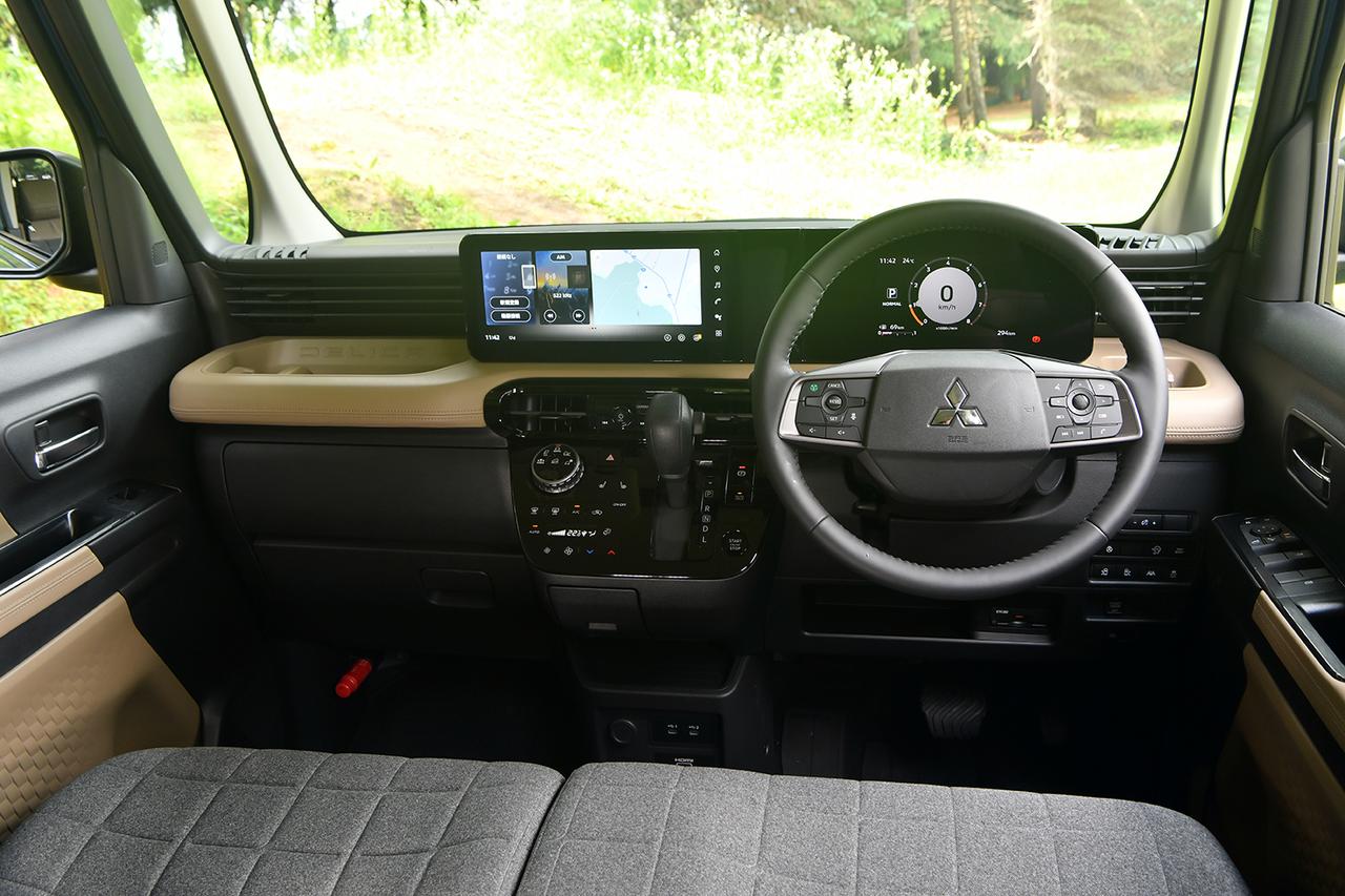 画像: 大幅に進化したインテリア。撮影車はプレミアム仕様でライトベージュとブラックの2トーン内装となる。スタンダード仕様はライトグレーとブラックのコンビ。