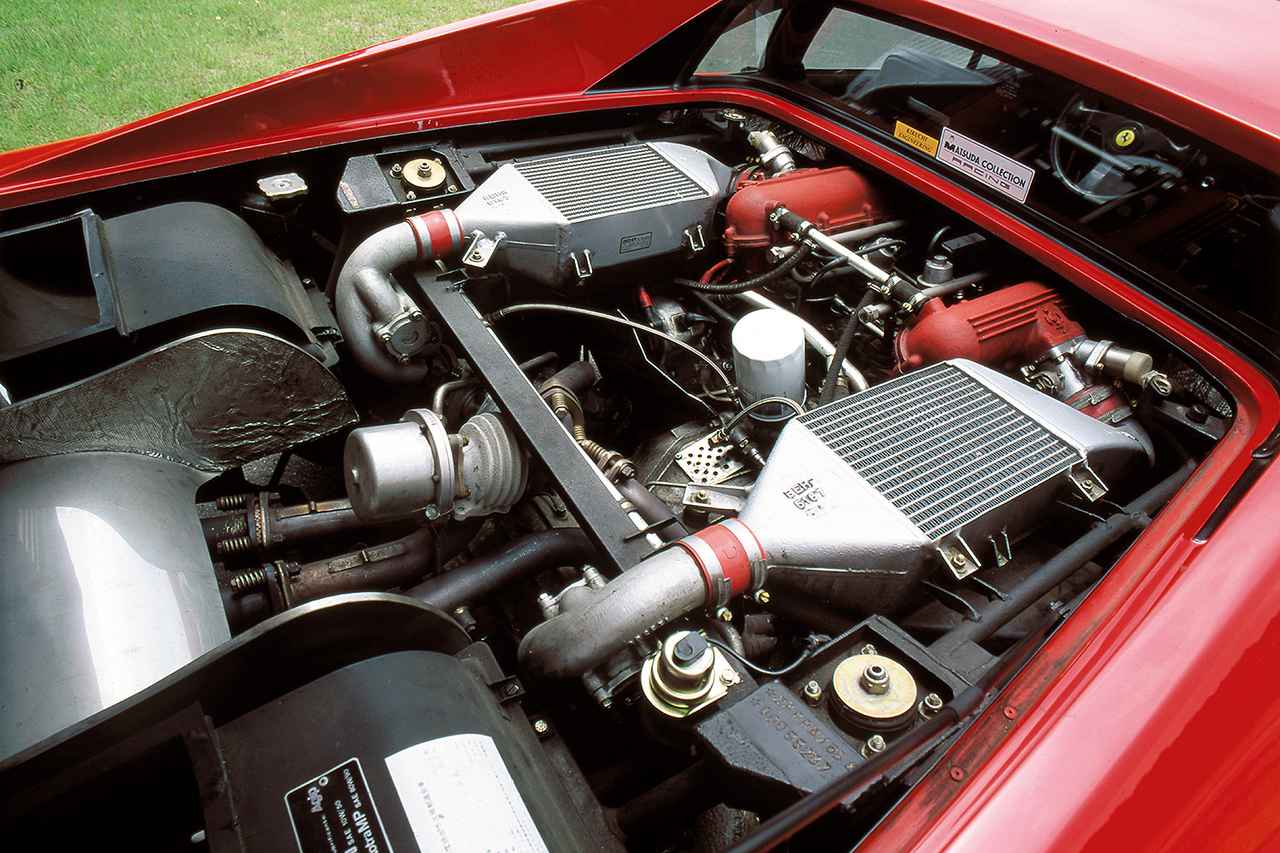画像: 2855ccのV8 DOHCツインターボエンジンは、ミッドシップ方式の中でも中心に置かれ重量配分を最適化している。