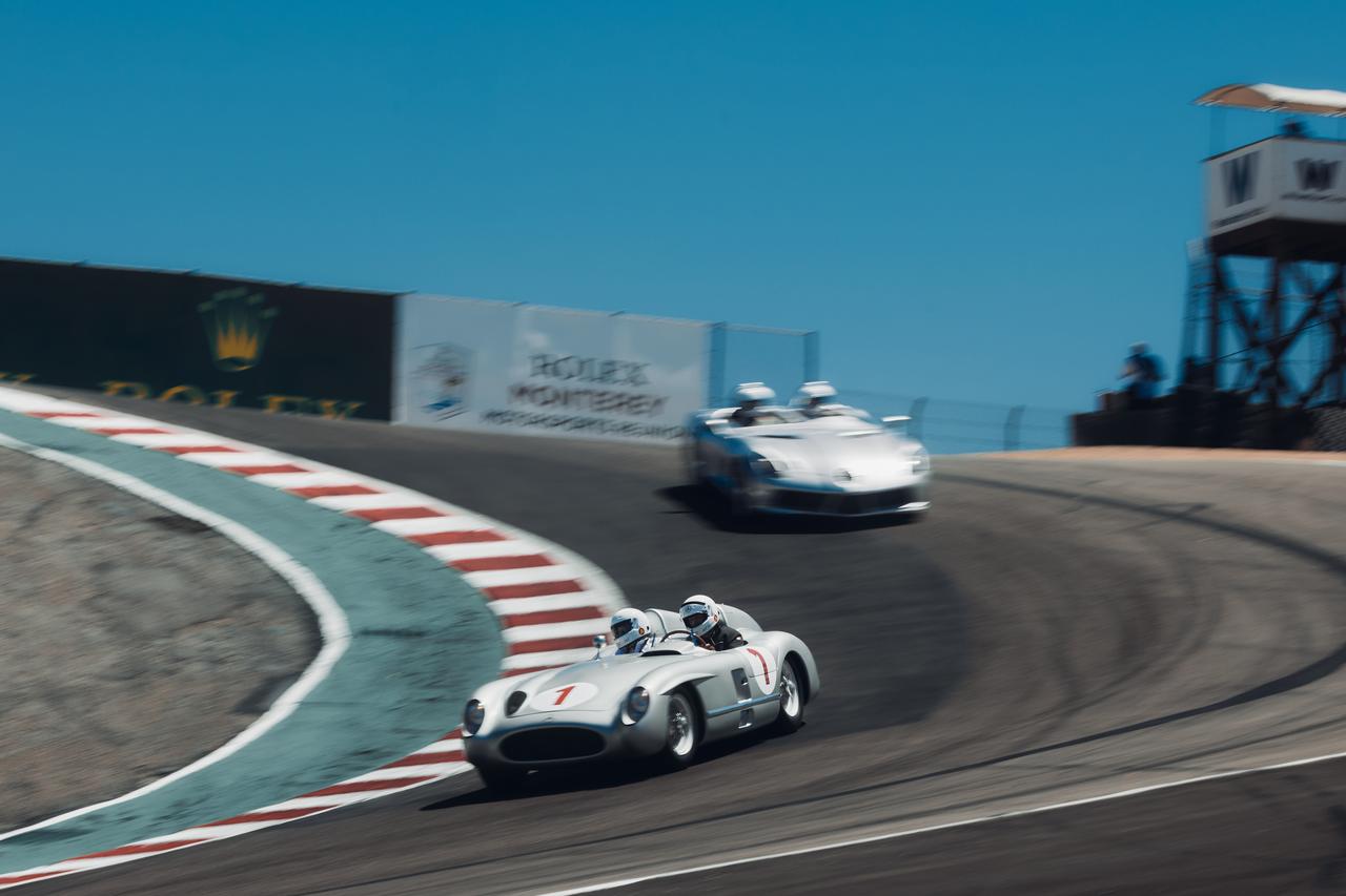 画像: ウェザーテック・レースウェイ・ラグナ・セカのコークスクリューを駆け下りる1955年製 300 SLR。