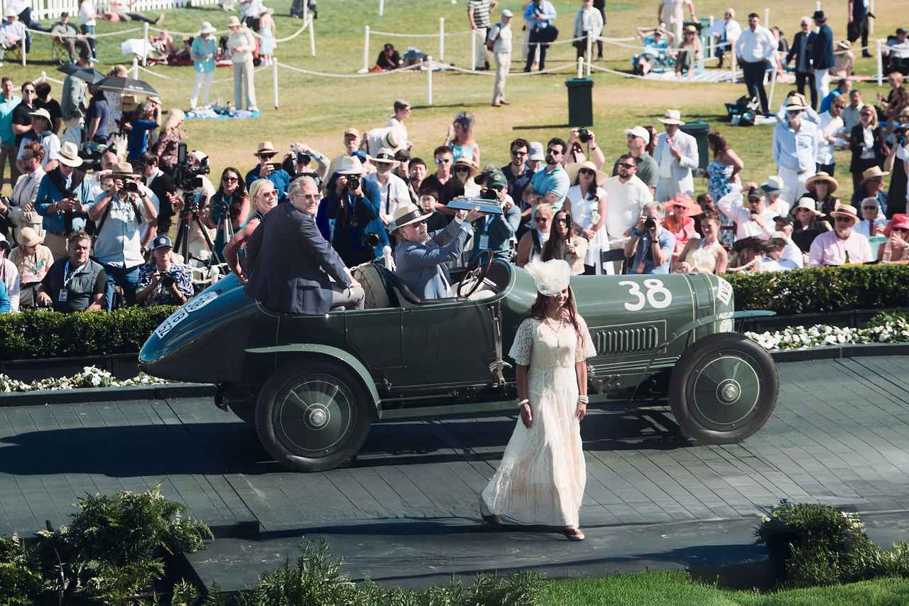 画像: メルセデス・ベンツ・クラシックセンターによって完全復刻された1910年製「ベンツ・プリンツ・ハインリヒ・ワーゲン」は、コンクール・デレガンスでは「チャールズ・A・チェイン・トロフィー」を受賞。モントレー・カー・ウイークの主役の1台となった。