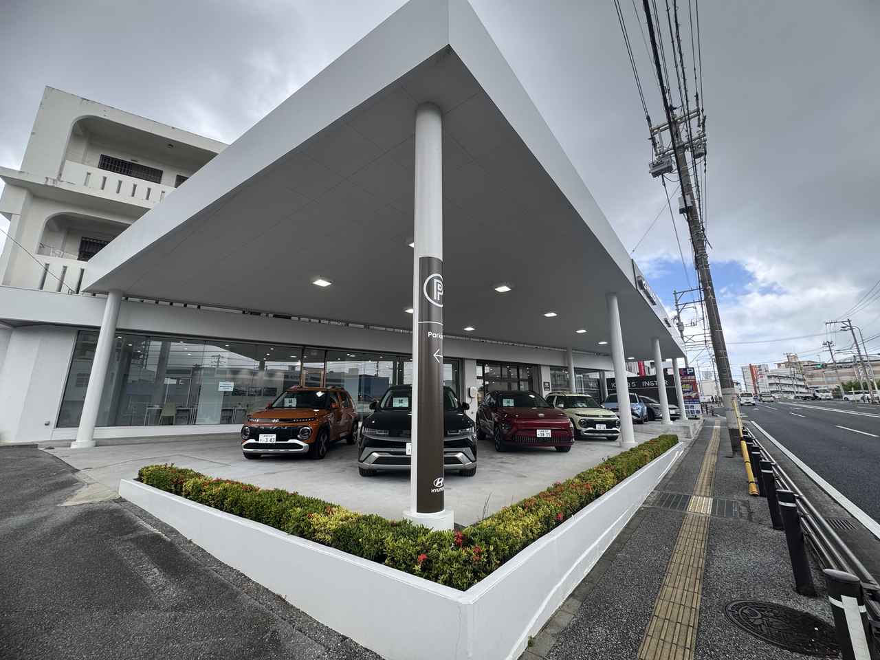 画像: 展示スペースも広く、すべてのヒョンデの車種を揃える。ヒョンデ初のロードサイド型ショールームで国道沿いからもとても目立つ場所にあり初めて行ってもすぐにわかった。
