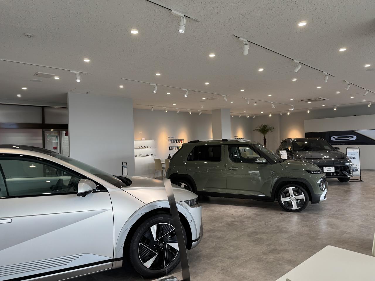 画像: ヒョンデ シティストア沖縄の店内は広く、明るく、クリーン。展示もインスター、コナ、IONIQ 5と全ラインナップを揃えている。