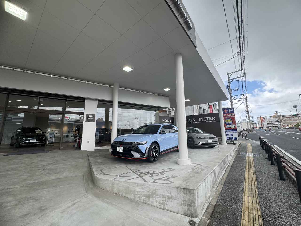 画像: 試乗車も豊富なのがヒョンデシティストア沖縄の特徴。IONIQ 5 Nの試乗車も用意されている。