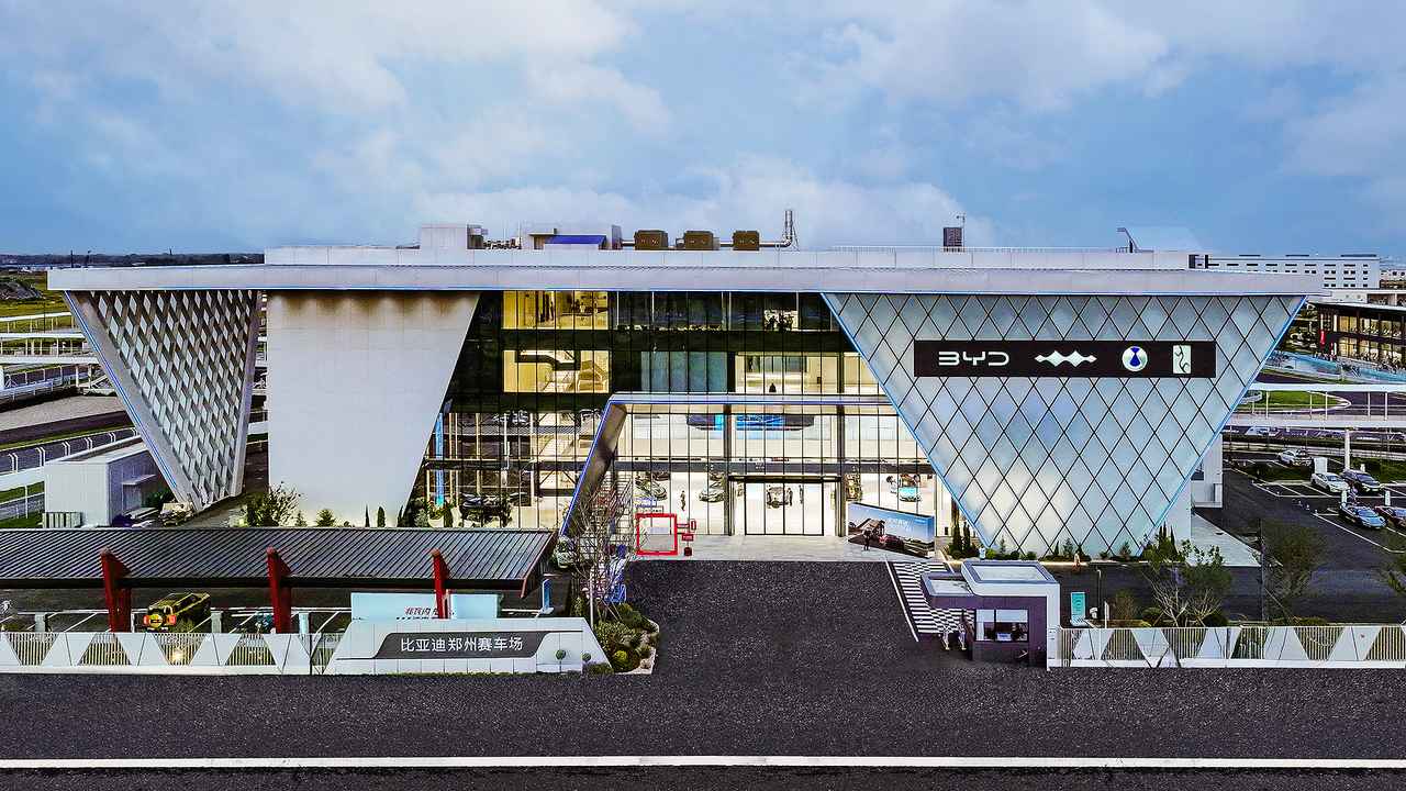 画像: BYDが鄭州に開業したNEW専用オールテレーン サーキットのメインビルディング。