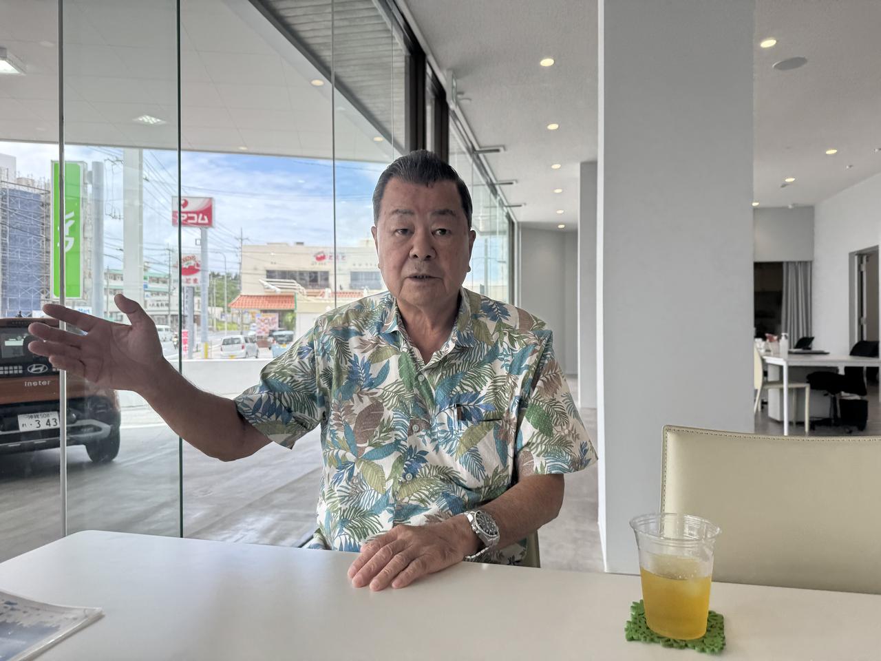 画像: ヒョンデ沖縄株式会社の楚南幸賢代表取締役社長。沖縄のEV事情を話してくれた。ヒョンデ車販売の実績も長いので安心してさまざまな相談ができる。