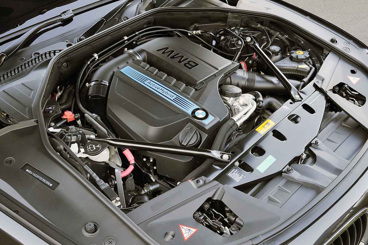 画像: 3Lの直6ターボエンジン+電気モーターのハイブリッドはシステムトータルで354psと500Nmを発生する。