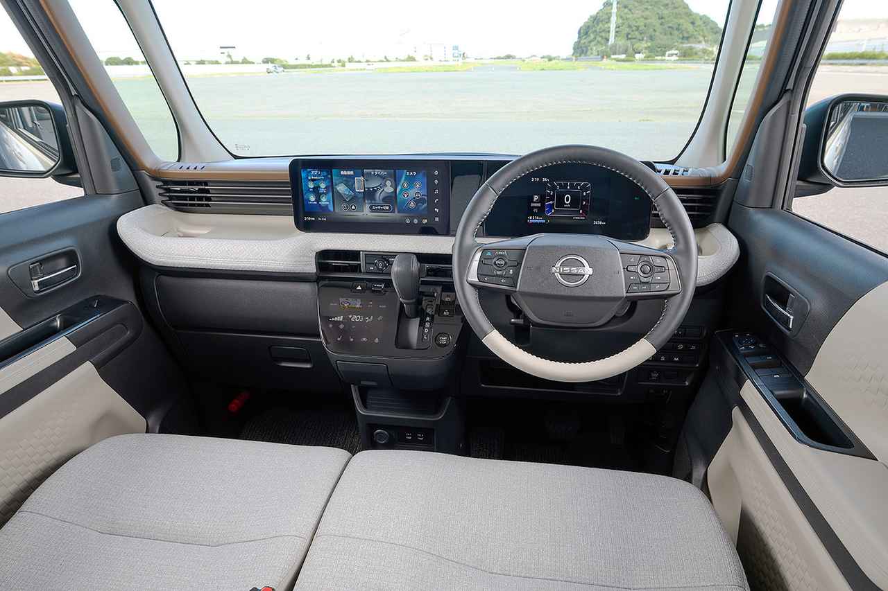 画像: インパネには軽自動車初となる12.3インチの大型統合型インターフェースディスプレイを採用。