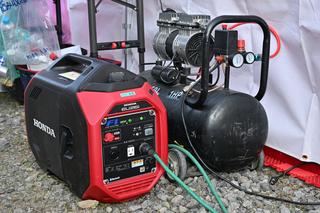 小川選手とチームを支えるのは発電機（EU26i）