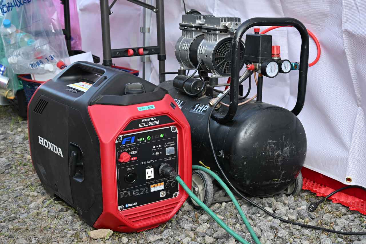 画像: 12年連続チャンピオンの小川選手とチームを支えるのは発電機(EU26i)。和寒大会には3台の発電機を持ち込んだ。