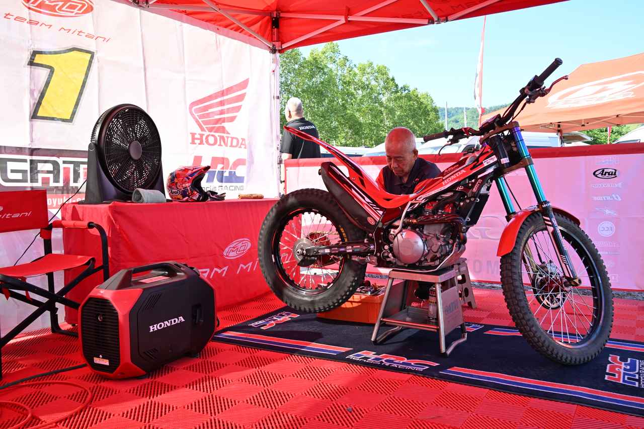 画像: 小川選手のバイクはHonda RTL301RR。メカニックはお父さんが担当する。ピットテント内での作業や電源などに使われるのが発電機EU26iで、電源もないところで開催されるトライアル選手権にはチームにもとっても選手にもなくてはならない存在だ。