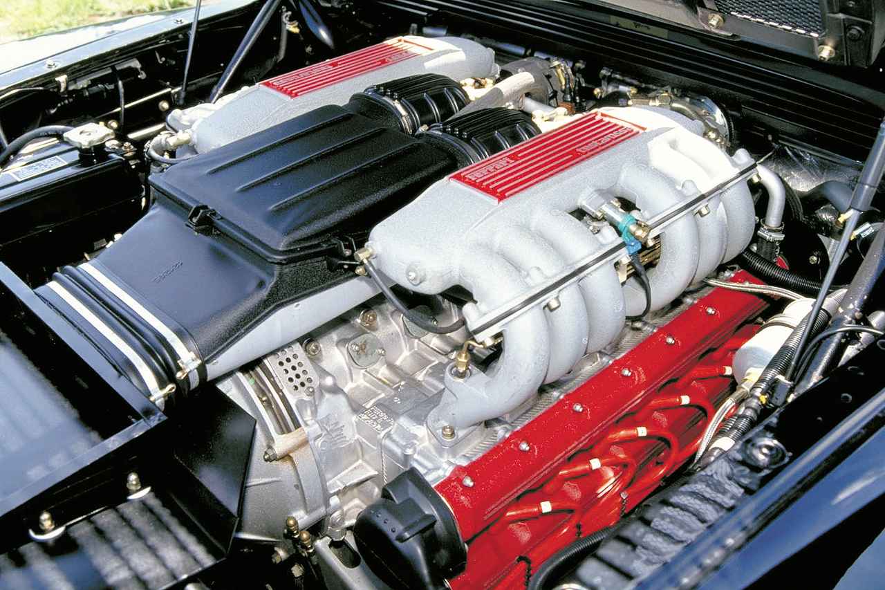 画像: シリンダーヘッドを赤く塗装したのがテスタロッサの由来。当時のフェラーリの特徴である180度V12 DOHCを搭載。