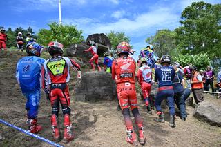 レース前に選手は歩いてコースを下見する小川選手たち。