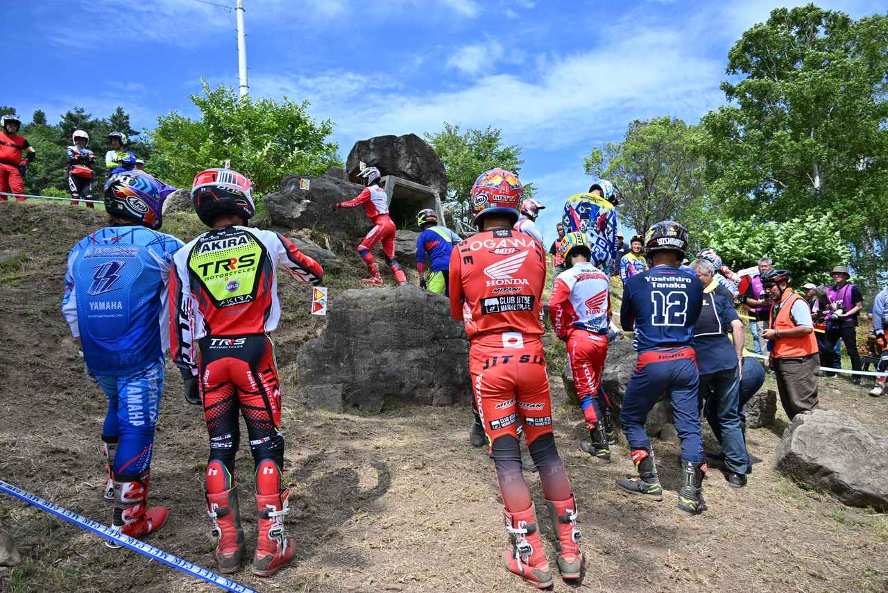 画像 : レース前に選手は歩いてコースを下見する小川選手たち。