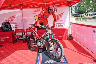 赤いエンジンヘッドカバーはHondaワークスマシンの証。