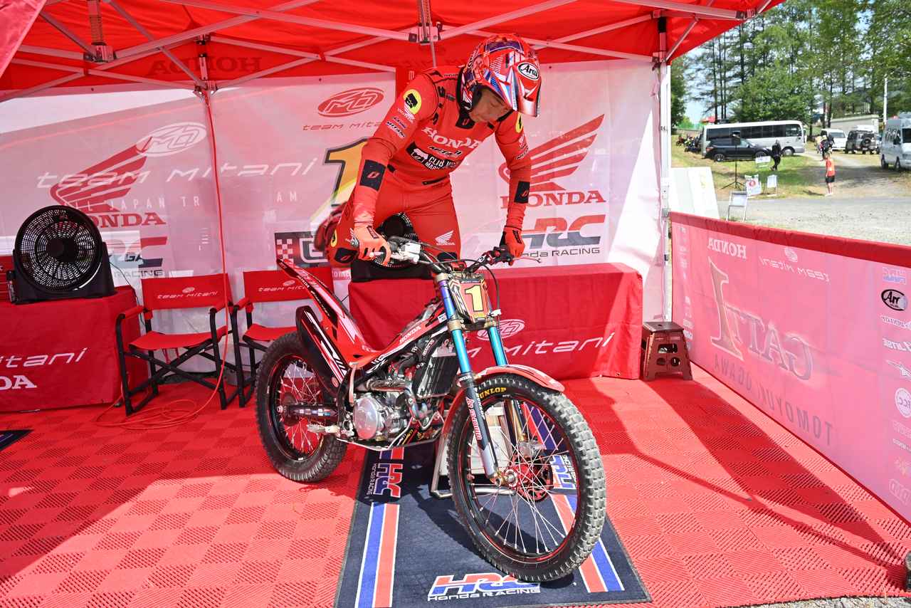 画像 : 赤いエンジンヘッドカバーはHondaワークスマシンの証。