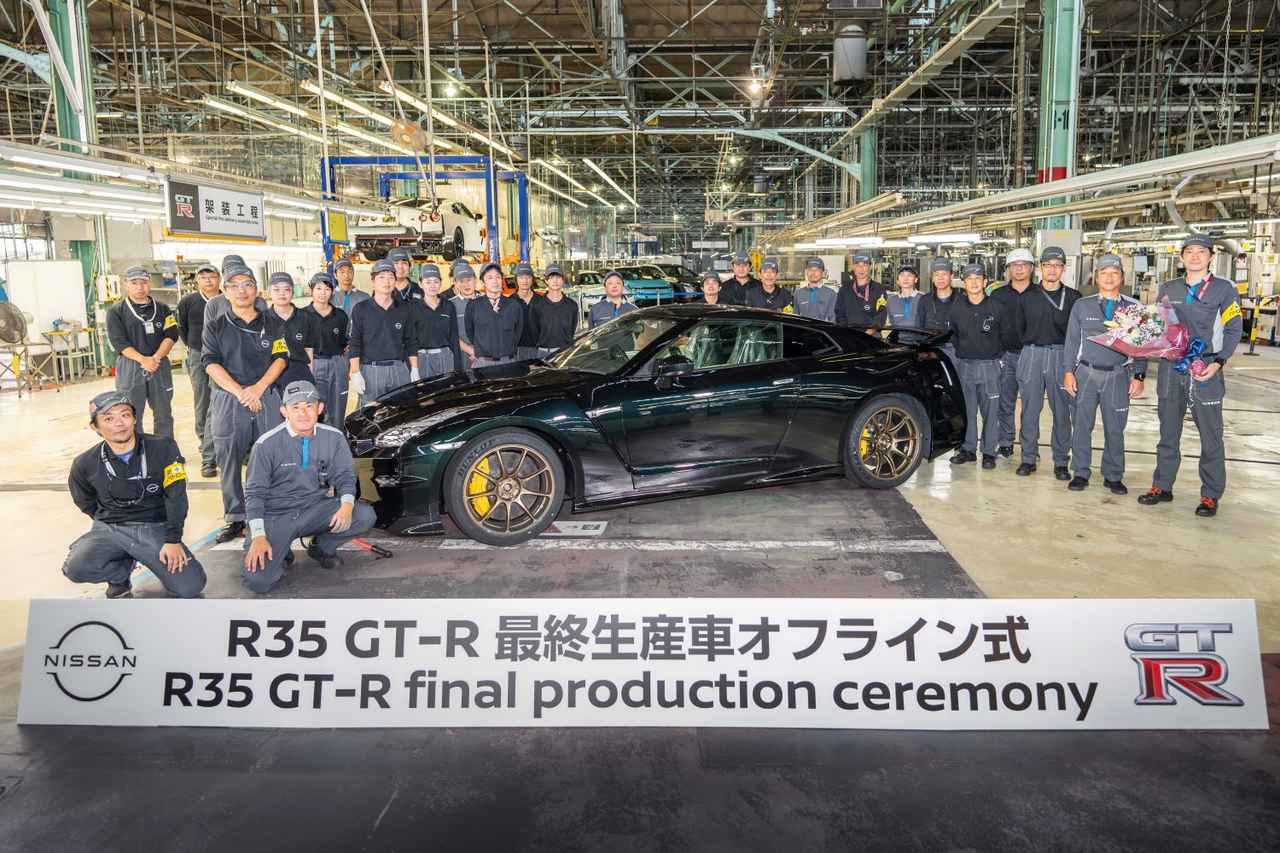 画像: R35 GT-Rの「パフォーマンス」を支えたのは、やはり「人」。同時に稀有なスーパースポーツの生産を通して、「人」もまた成長していったのかもしれない。