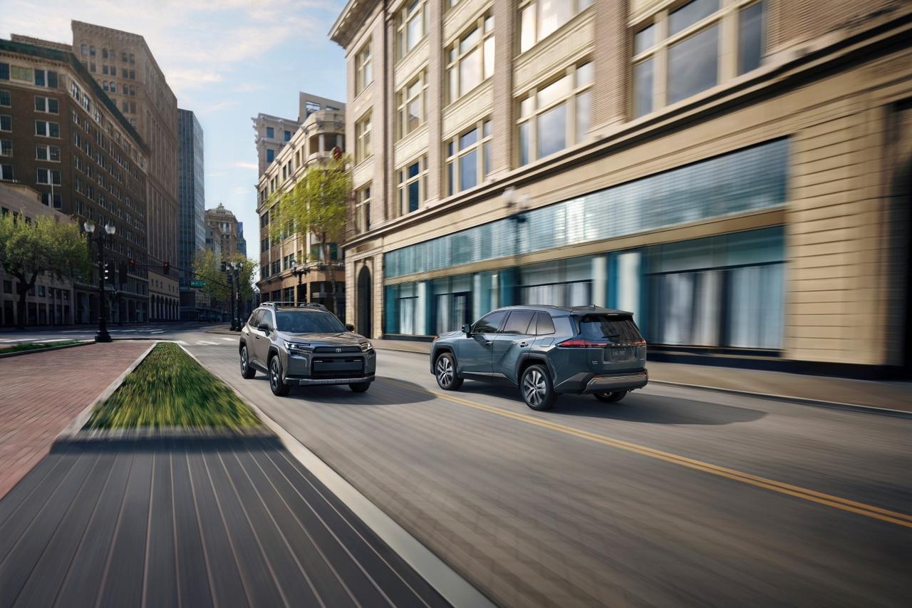 画像: フロントはトヨタの象徴であるハンマーヘッドフェイスを採用。シャープなボディパネルと上向きに伸びるベルトラインが、SUVらしいプロポーションを際立たせている。