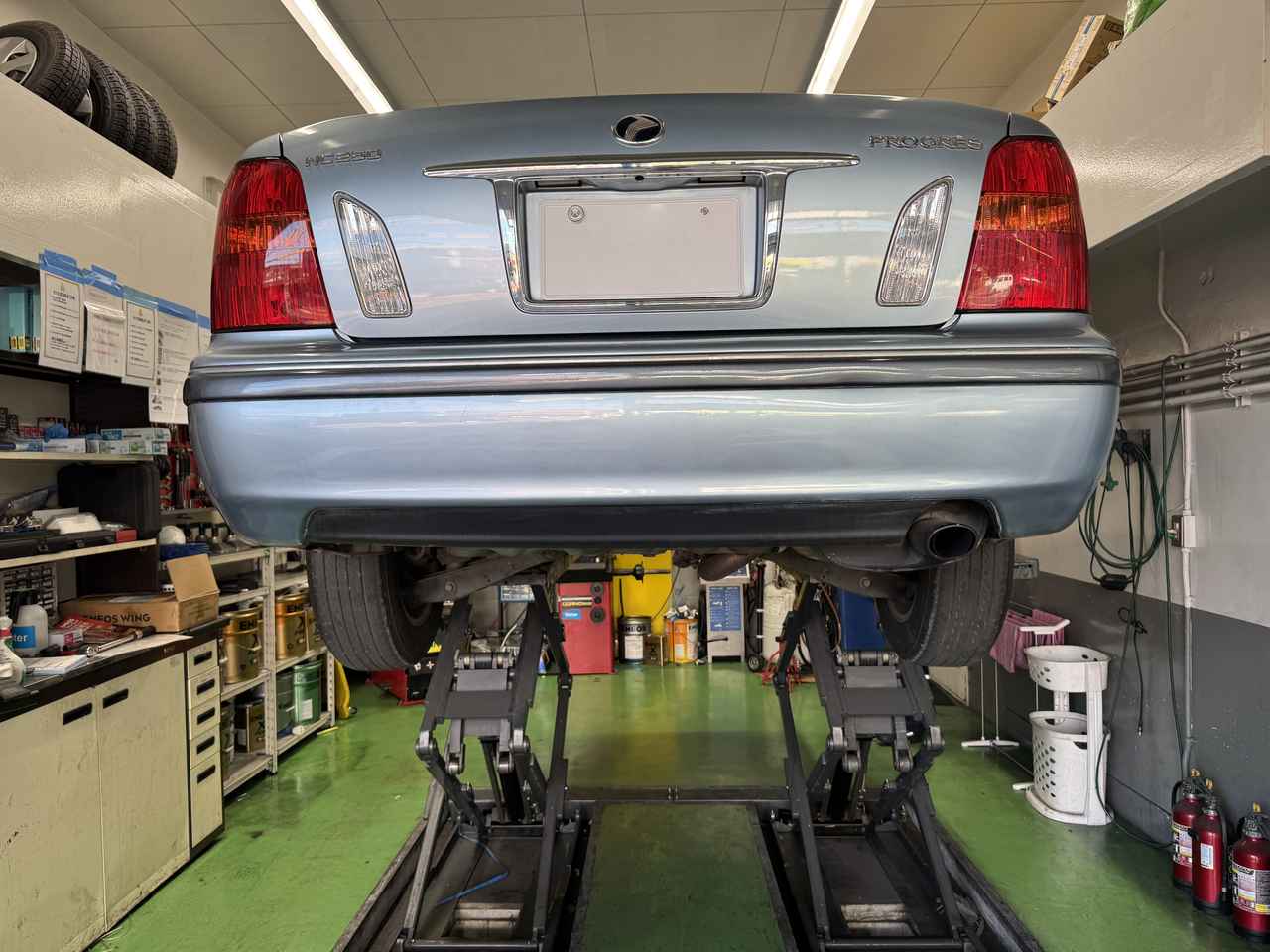 画像: 硬化したタイヤのままでは危険なのですぐに交換することに。車両を購入したのは2024年末だったので、急いでスタッドレスタイヤに交換した。雪道も走ってみたが、そのあたりはまたあらためてレポートしよう。