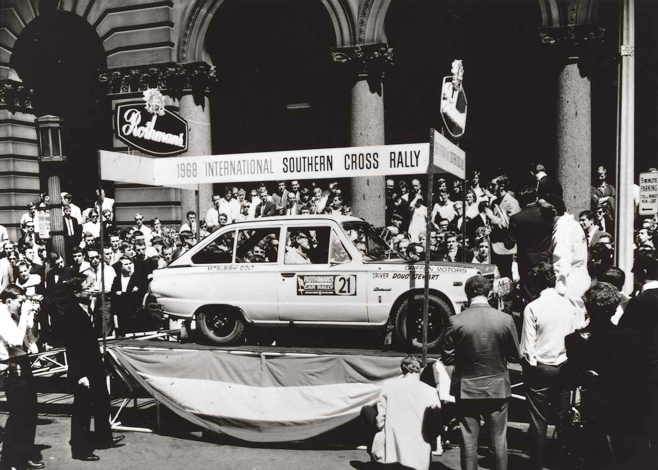 画像: 1968年にはコルト1100Fでサザンクロスラリーに挑戦。フロントには三菱初のディスクブレーキを装備。このときは総合3位になった。