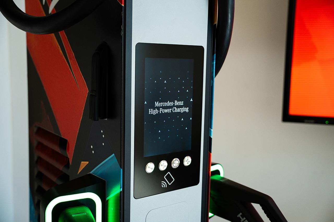 画像: 新開発のアルピトロニック充電ステーション。