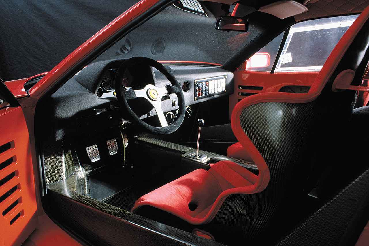 画像: 内装はレーシングカーのそれに最低限のカバー?をした程度。スパルタンさは歴代フェラーリでも屈指のレベルにある。