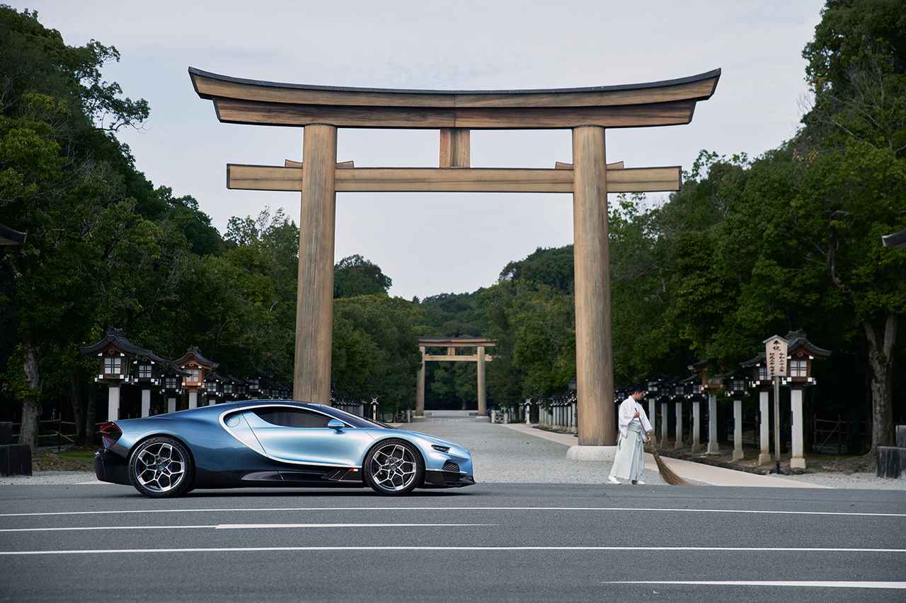 画像: 高級機械式時計で用いられる複雑な内部機構「トゥールビヨン」の名が与えられたブガッティの最新作。シロンの後継だが、完全な新設計でV16自然吸気エンジンに24.8kWhのバッテリーを搭載するプラグインハイブリッドモデルだ。価格は380万ユーロ（日本円で約6億5000万円）からと、まさに浮世離れしている。