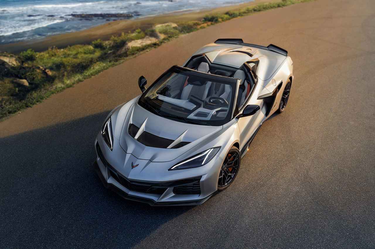 画像: アメリカ車の中で最強のパフォーマンスカーと豪語されるコルベットのトップモデルは、リアに1000psを超える5.5L V8ツインターボエンジンを搭載し、フロントアクスルにE-Rayで用いられた駆動用モーターを搭載した4WD仕様。生産はアメリカ・ケンタッキー州ボーリンググリーンにて行われるが、日本への導入時期や価格などは未定である。