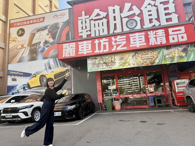 画像: こちらお店の入口。初めての海外のカー用品店に、期待感が膨らむ瀬さん。