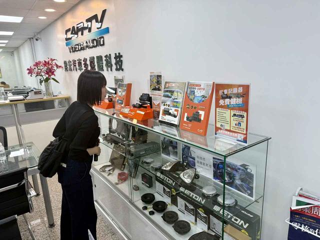 画像: 店内の商談スペースに展示してありましたMioのドライブレコーダー。