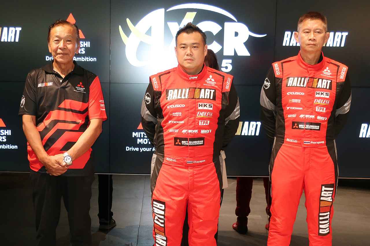 画像: 左から、増岡浩 チーム三菱ラリーアート総監督、ドライバーのチャヤポン・ヨーター選手、コ・ドライバーのピーラポン・ソムバットウォン選手。