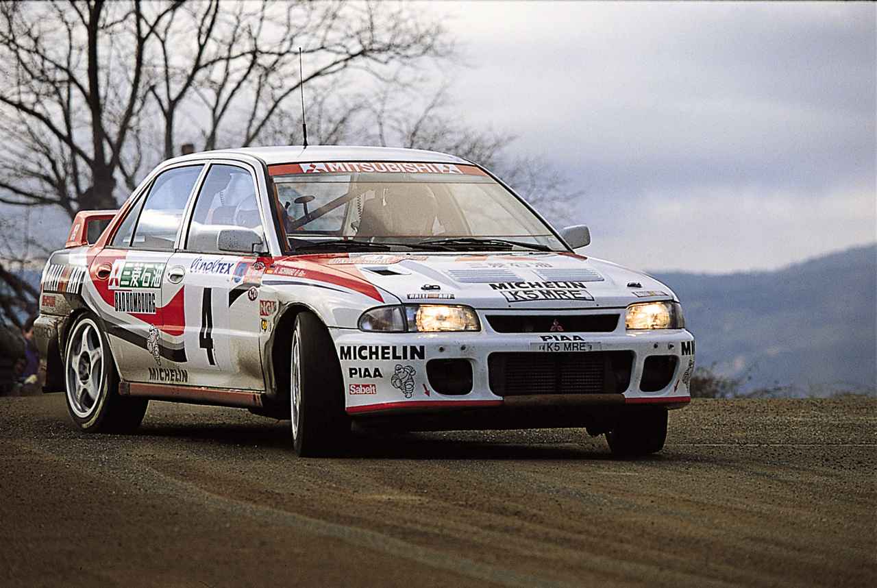 画像: 1993年のモンテカルロラリーでデビューしたランサーエボリューション。このときは4位でフィニッシュ。コンパクトなボディはラリーで有利だった。