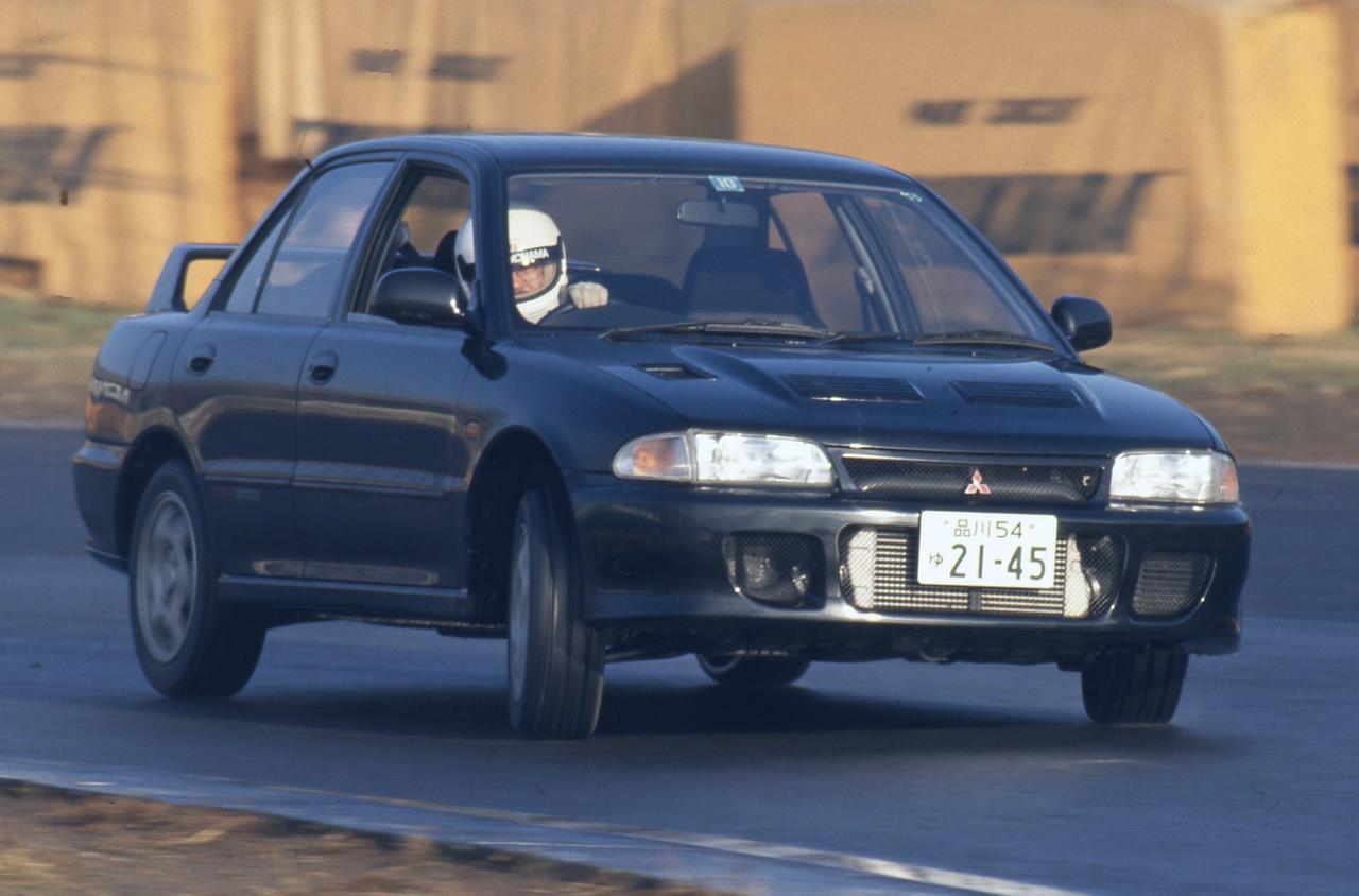 画像: 走行性能ももちろん期待されたが、乗り手を選ぶマシンという位置づけだった。アンダーステアの克服がその後のテーマとなった。