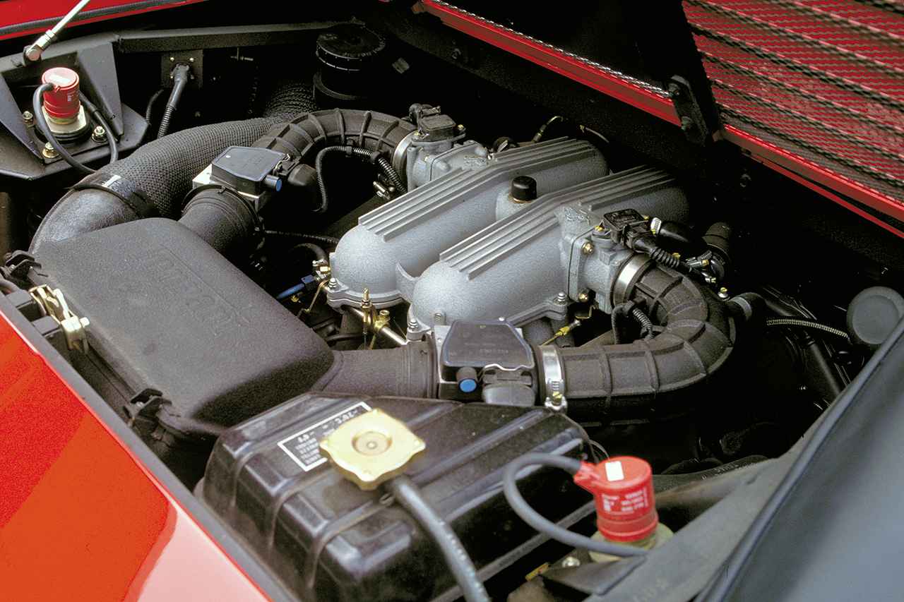 画像: 3.4Lに排気量アップしたV8 DOHCを横置きから縦置きに変更。トランスミッションはスペースの関係もあり横置きにしている。