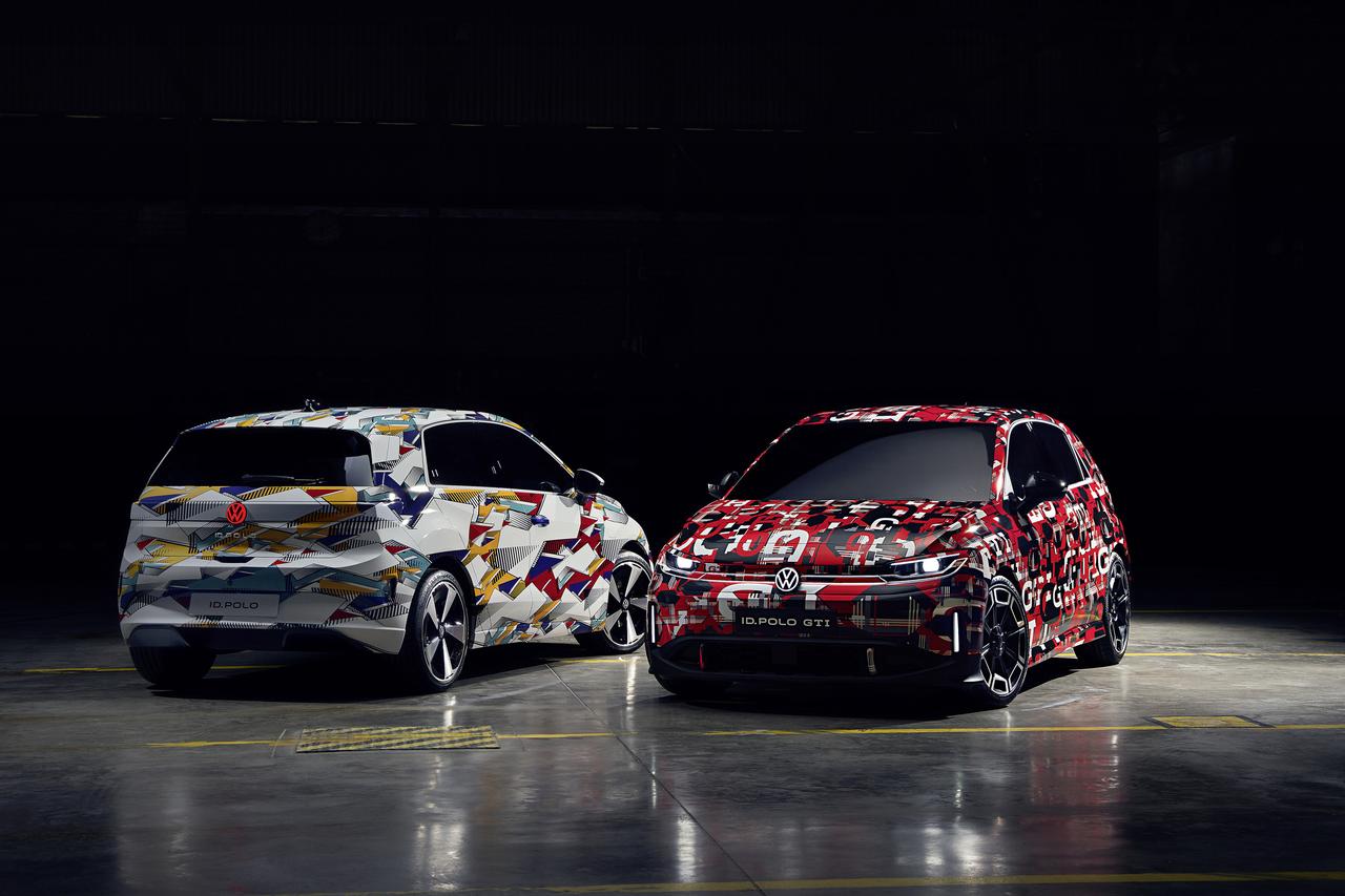 画像: 「IAAモビリティ2025」では、「GTI」のパフォーマンスを電動自動車に持ち込んだ「ID. ポロ GTI」(右)も公開される。