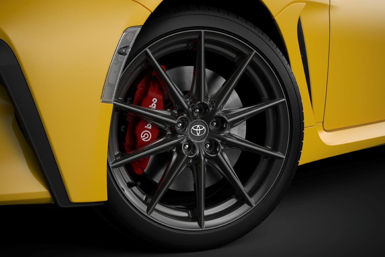 画像: アルミホイールの色はダークグレーメタリックで、サイズは18×7.5J。タイヤサイズは215/40R18。