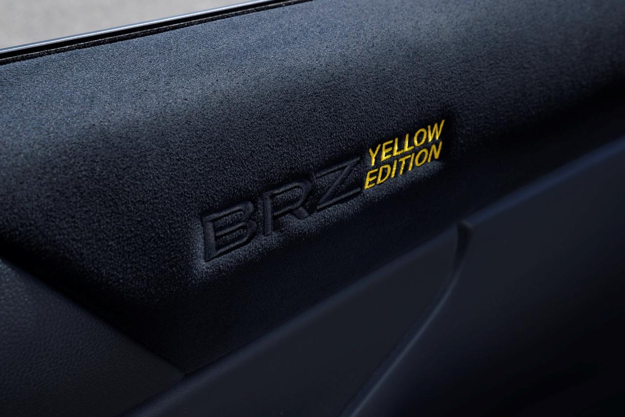 画像: 運転席・助手席ドアトリムには「BRZ YELLOW EDITION」専用の刺繍が入る。