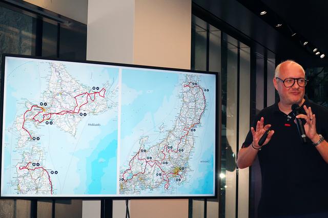 画像: 走ったルート(地図上の赤いライン)を説明するボグナー氏。高速道路は使っていない。