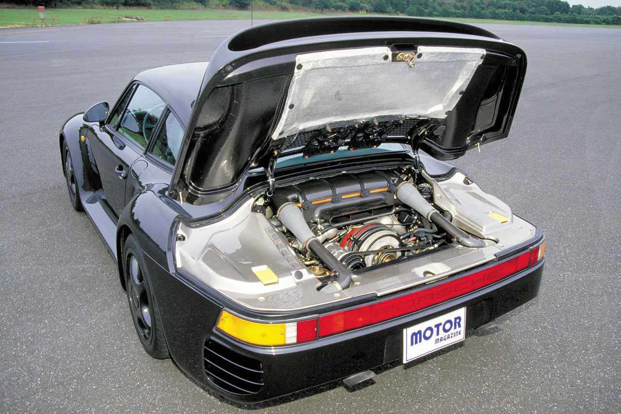 画像: 当時のグループCカーである962C用エンジンをベースに、耐久性や扱いやすさを考慮したツインターボを搭載。