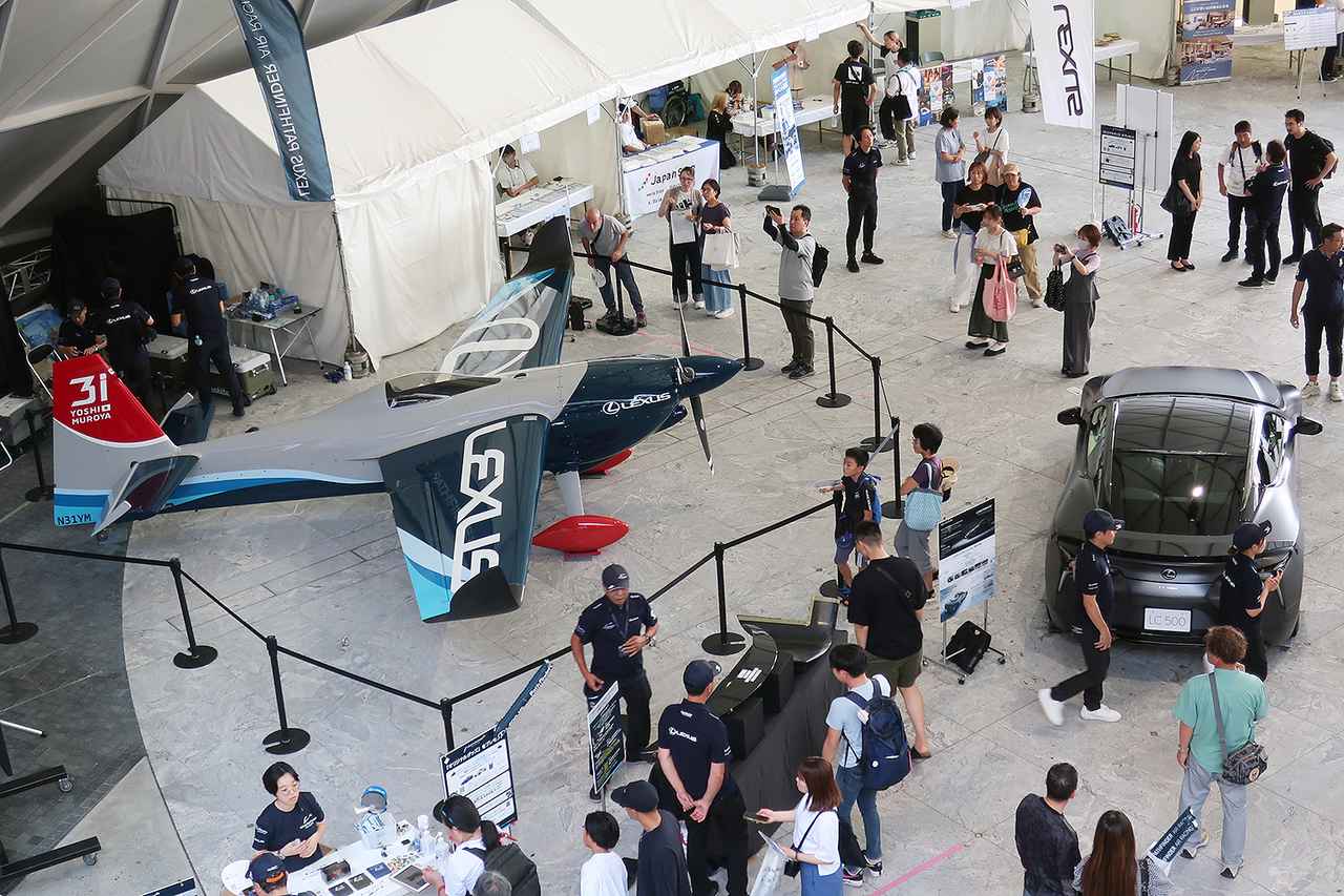 画像: 会場のレクサス ブースを上から見る。多くのギャラリーが室屋機やレクサスの特別仕様車にスマホを向けていた。