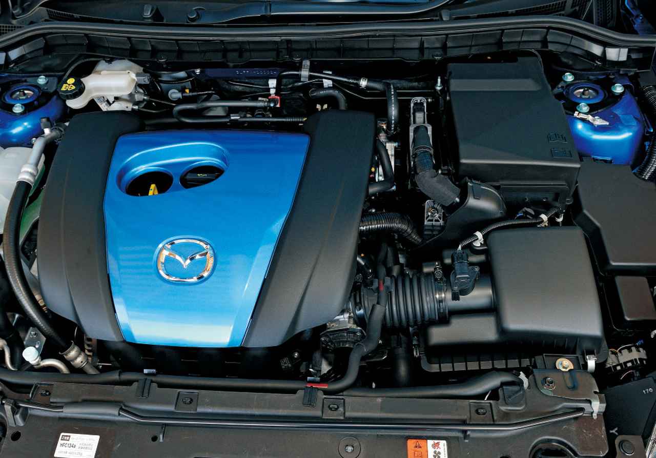 画像: SKYACTIVのガソリンエンジン第二弾となる2L DOHC。シーケンシャルバルブタイミング機構、新開発のマルチホールインジェクターなどを採用する。
