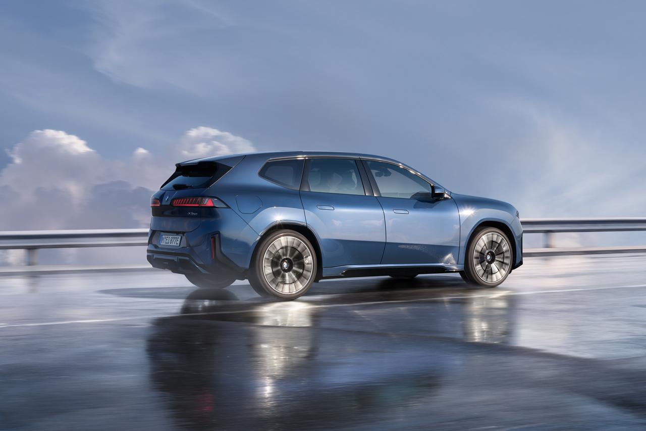画像: リアエンドも力強くスポーティ。リアの中心まで延びるテールライトはBMWらしいL型ライトに水平方向の新解釈を加えている。ラゲージルーム容量は520Lから最大1750Lを確保。
